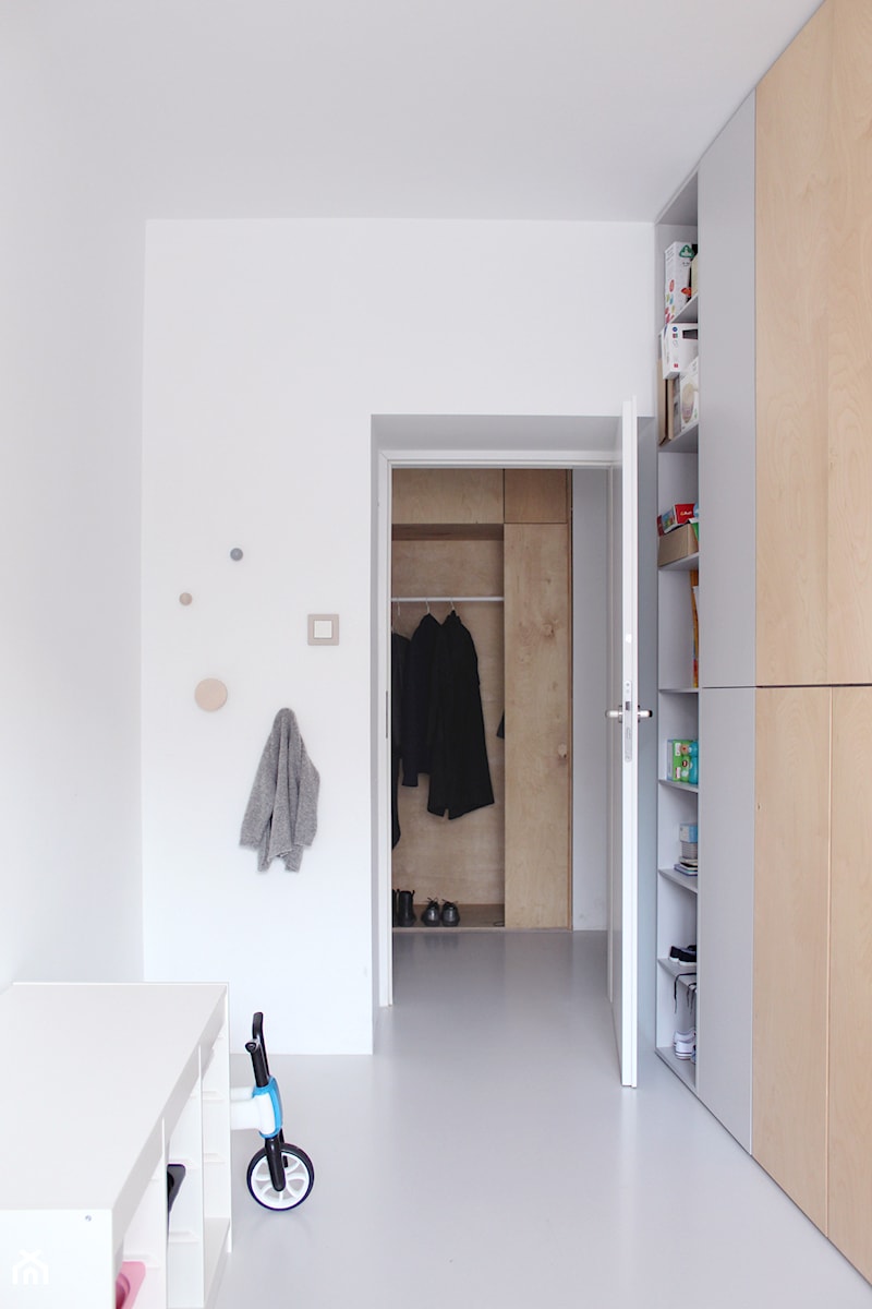 Konkurs O!Twórz Mieszkanie - Mały biały pokój dziecka dla dziecka dla chłopca dla dziewczynki, styl minimalistyczny - zdjęcie od PORTA DRZWI