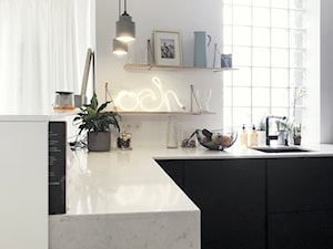 Konkurs O!Twórz Mieszkanie - Mała otwarta z kamiennym blatem biała z zabudowaną lodówką z podblatowym zlewozmywakiem kuchnia w kształcie litery l z oknem, styl nowoczesny - zdjęcie od PORTA DRZWI