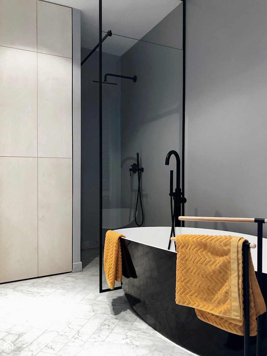 Konkurs O!Twórz Mieszkanie - Średnia bez okna z marmurową podłogą łazienka, styl minimalistyczny - zdjęcie od PORTA DRZWI