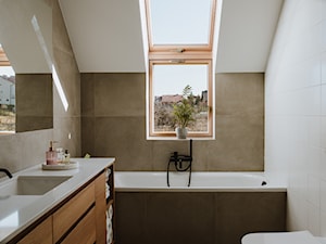 Konkurs O!Twórz Mieszkanie - Mała na poddaszu z lustrem łazienka z oknem, styl skandynawski - zdjęcie od PORTA DRZWI