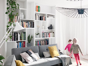 Konkurs O!Twórz Mieszkanie - Średni biały salon z bibiloteczką, styl skandynawski - zdjęcie od PORTA DRZWI