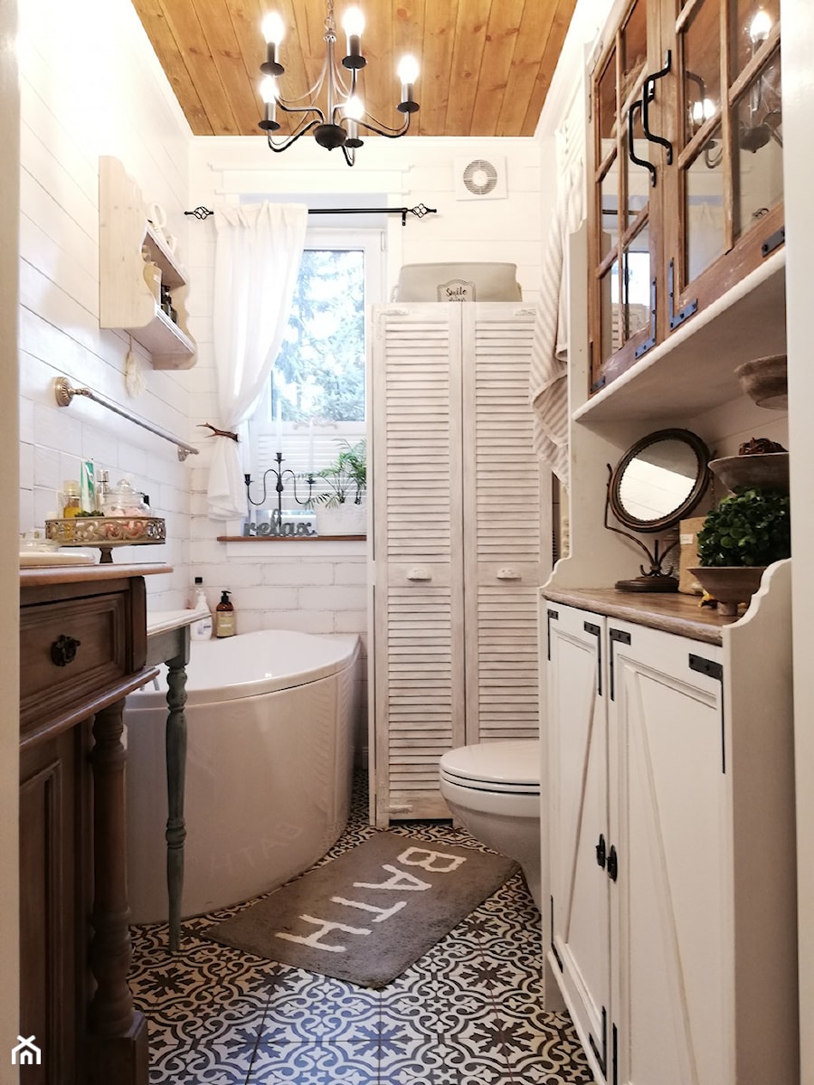 Konkurs O!Twórz Mieszkanie - Mała z lustrem łazienka z oknem, styl vintage - zdjęcie od PORTA DRZWI