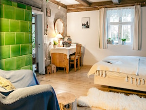 Konkurs O!Twórz Mieszkanie - Duża biała szara z biurkiem sypialnia, styl rustykalny - zdjęcie od PORTA DRZWI