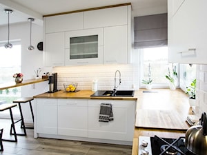 Konkurs O!Twórz Mieszkanie - Średnia otwarta z salonem biała z zabudowaną lodówką z nablatowym zlewozmywakiem kuchnia w kształcie litery g z oknem, styl nowoczesny - zdjęcie od PORTA DRZWI