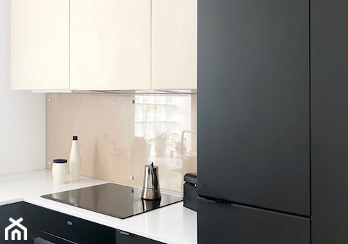 Konkurs O!Twórz Mieszkanie - Biała z zabudowaną lodówką kuchnia w kształcie litery l - zdjęcie od PORTA DRZWI