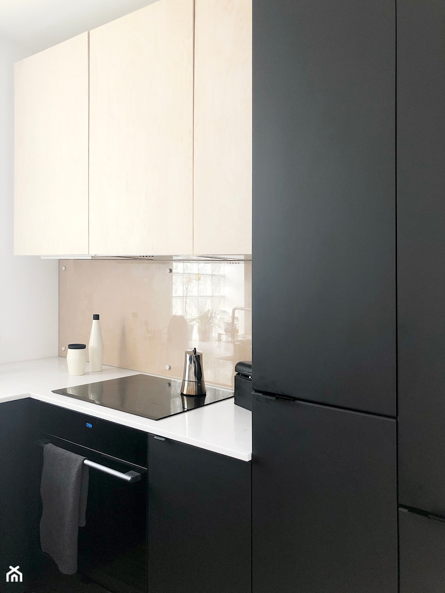 Konkurs O!Twórz Mieszkanie - Biała z zabudowaną lodówką kuchnia w kształcie litery l - zdjęcie od PORTA DRZWI