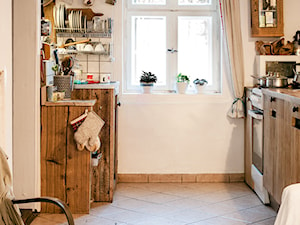 Konkurs O!Twórz Mieszkanie - Mała otwarta z salonem beżowa z lodówką wolnostojącą kuchnia dwurzędowa z oknem, styl rustykalny - zdjęcie od PORTA DRZWI