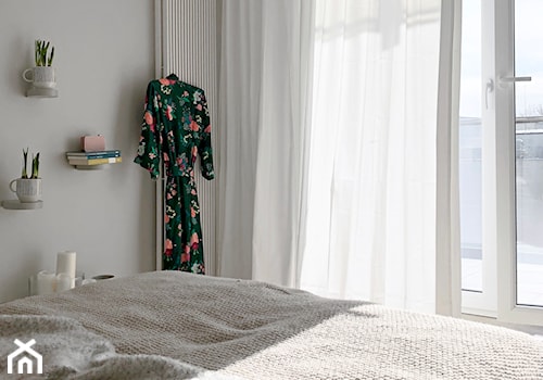 Konkurs O!Twórz Mieszkanie - Mała biała szara sypialnia z balkonem / tarasem, styl minimalistyczny - zdjęcie od PORTA DRZWI