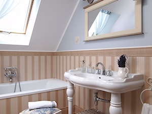 Konkurs O!Twórz Mieszkanie - Mała na poddaszu z lustrem łazienka z oknem, styl vintage - zdjęcie od PORTA DRZWI