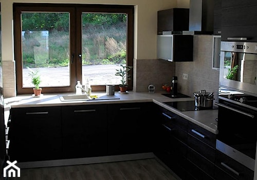Średnia otwarta szara z zabudowaną lodówką z lodówką wolnostojącą z nablatowym zlewozmywakiem kuchnia w kształcie litery u z oknem - zdjęcie od Kaja Maj 3