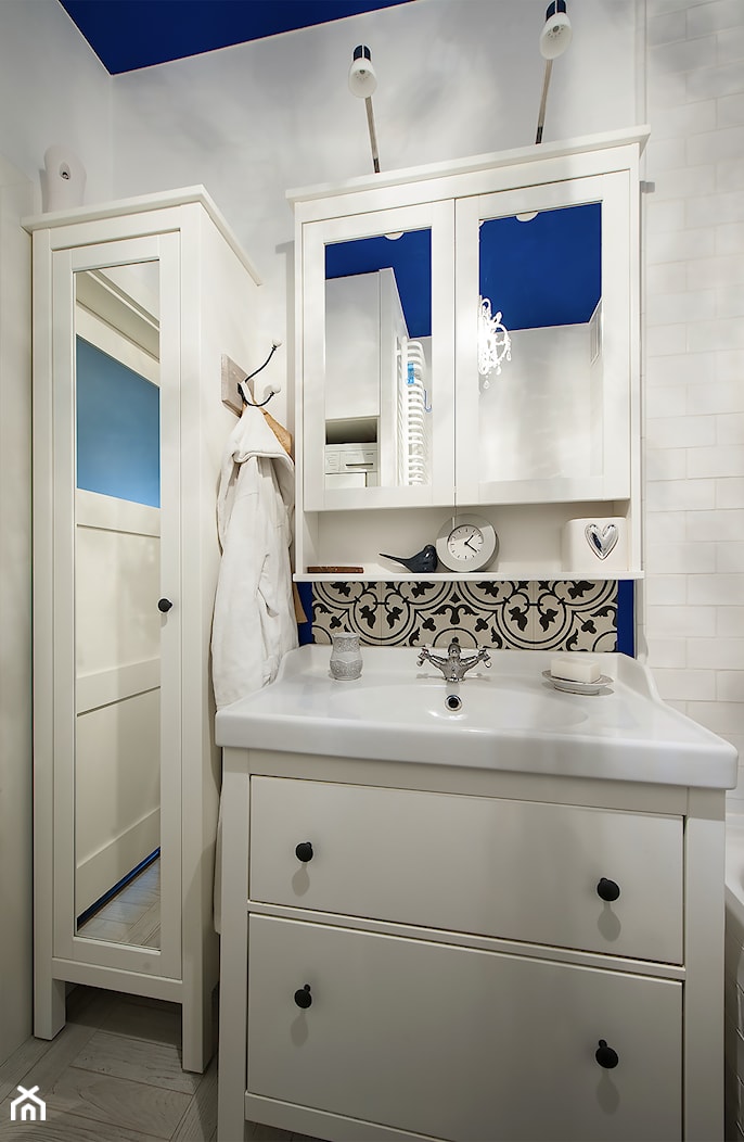 Biała łazienka z kobaltowym sufitem w stylu Santorini - zdjęcie od HOME STAGERKA - Homebook