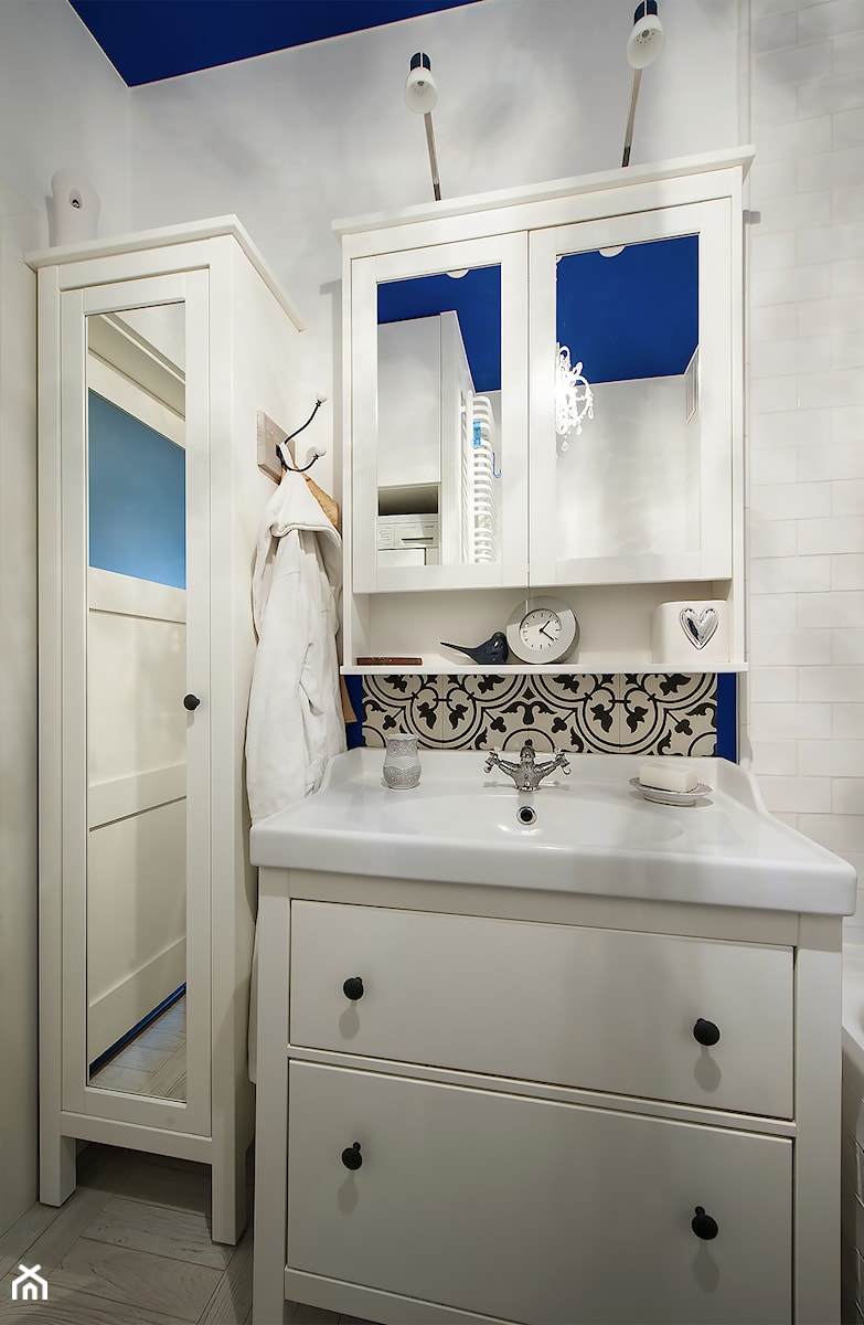 Biała łazienka z kobaltowym sufitem w stylu Santorini - zdjęcie od HOME STAGERKA