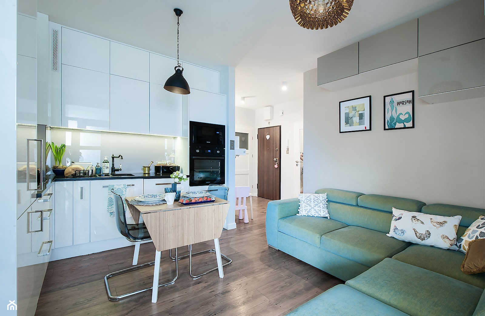 Mały salon w mieszkaniu w bloku, a aneksem kuchennym i stołem. - zdjęcie od HOME STAGERKA - Homebook