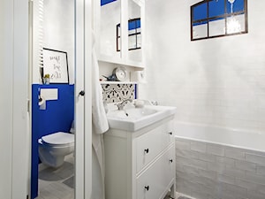 Biała łazienka z kobaltowym sufitem w stylu Santorini - zdjęcie od HOME STAGERKA