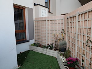 ogrodzenie pergolami z donicami na tarasie w bloku - zdjęcie od HOME STAGERKA