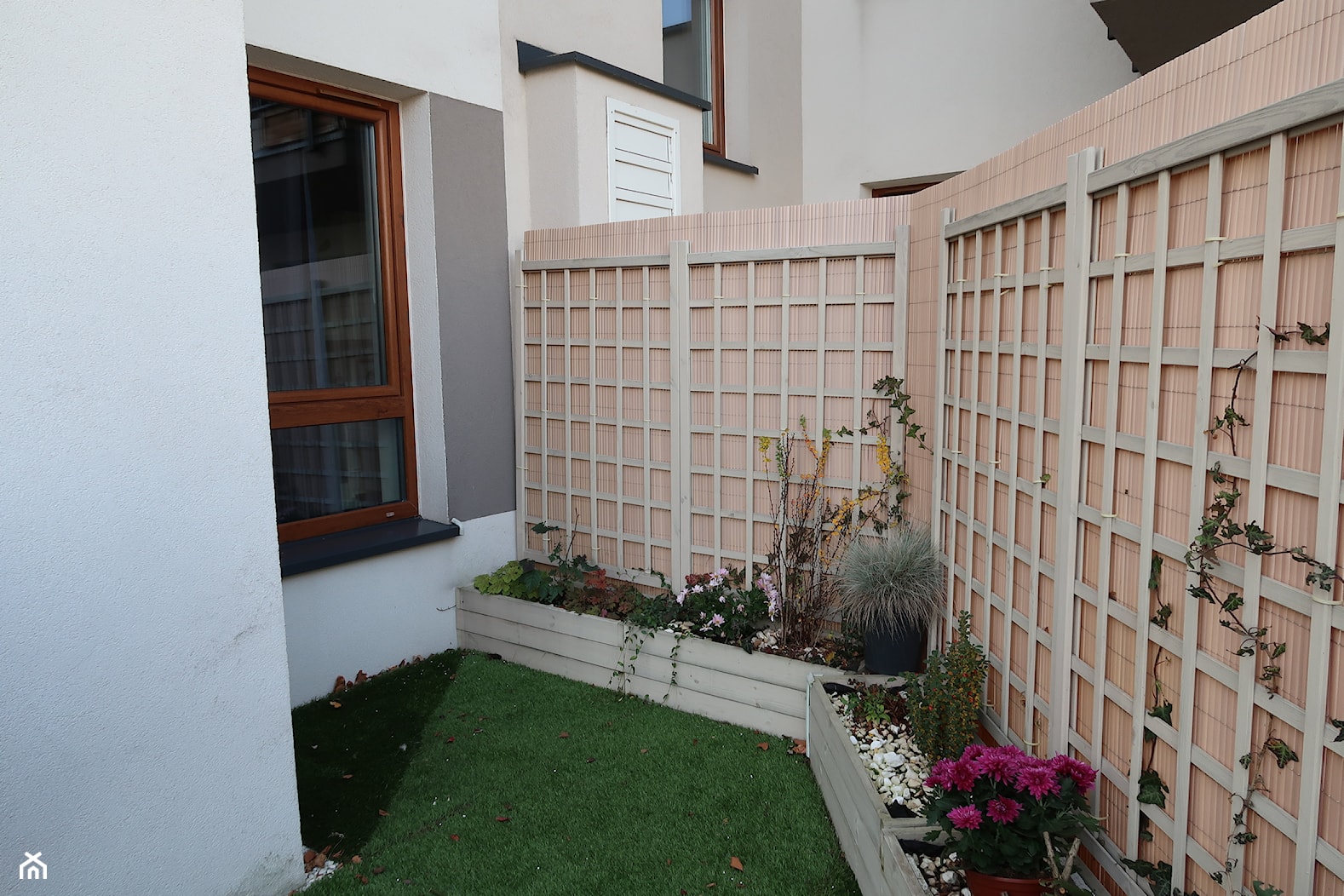 ogrodzenie pergolami z donicami na tarasie w bloku - zdjęcie od HOME STAGERKA - Homebook