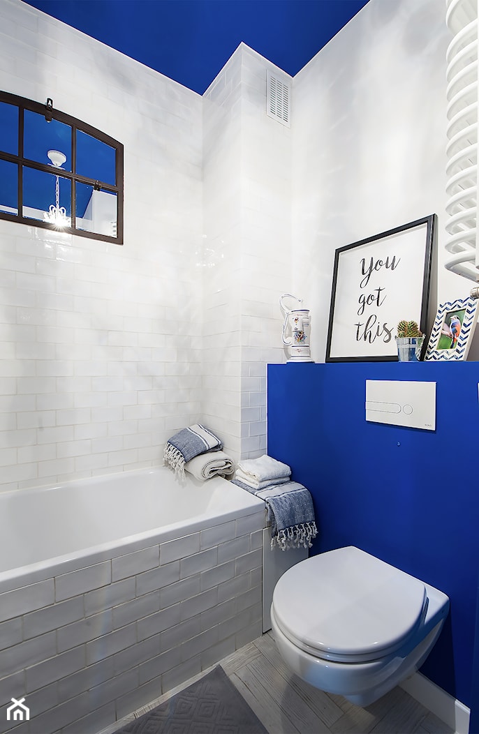 Biała łazienka z kobaltowym sufitem w stylu Santorini - zdjęcie od HOME STAGERKA - Homebook
