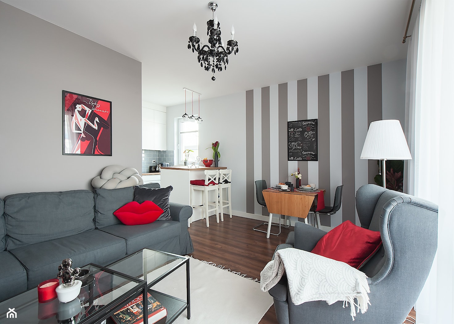 Pokój dzienny w mieszkaniu z kącikiem jadalnianym - zdjęcie od HOME STAGERKA - Homebook