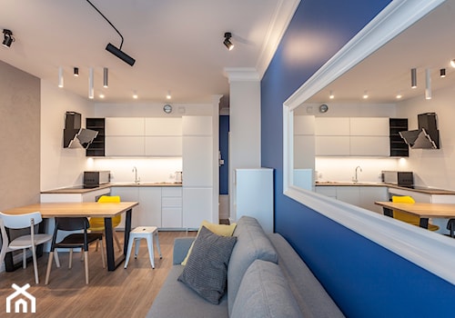 #KOLOROWEwnetrzeLEGRAND - Mały niebieski szary salon z kuchnią z jadalnią - zdjęcie od juliarz