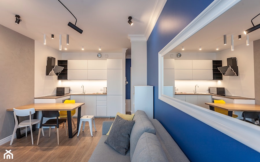 #KOLOROWEwnetrzeLEGRAND - Mały niebieski szary salon z kuchnią z jadalnią - zdjęcie od juliarz