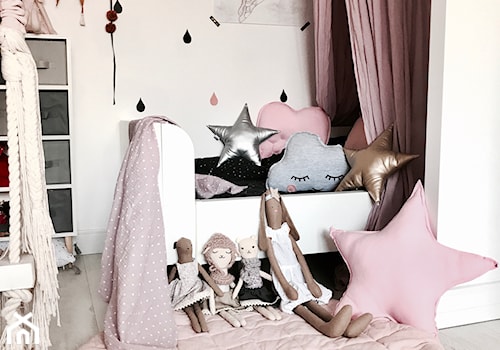 Współpraca - Mały biały pokój dziecka dla dziecka dla dziewczynki, styl skandynawski - zdjęcie od hakauuka