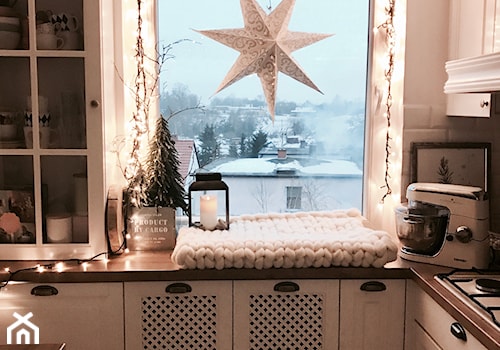 Mała zamknięta biała z zabudowaną lodówką z lodówką wolnostojącą kuchnia w kształcie litery l z oknem, styl skandynawski - zdjęcie od hakauuka