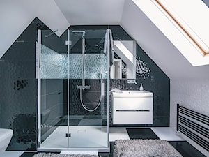 Dom Sokola - Mała na poddaszu z lustrem łazienka z oknem, styl nowoczesny - zdjęcie od Pixels