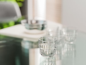 Szklanka na szklanym stole - zdjęcie od Pixels