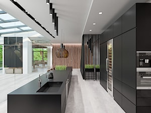 Dom SPA - Duża otwarta z kamiennym blatem szara z zabudowaną lodówką z podblatowym zlewozmywakiem kuchnia dwurzędowa z oknem - zdjęcie od Pixels
