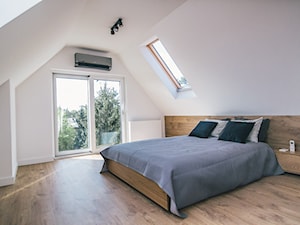 Dom Sokola - Średnia biała sypialnia na poddaszu z balkonem / tarasem, styl industrialny - zdjęcie od Pixels