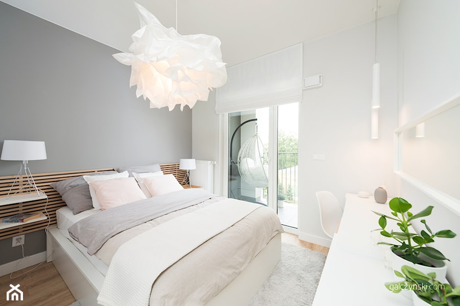 Mieszkanie pokazowe - Średnia biała szara sypialnia, styl skandynawski - zdjęcie od www.galczynski.com - fotografia reklamowa