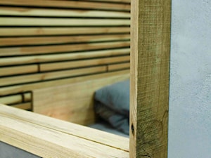 Lustro w drewnianej ramie - zdjęcie od monome