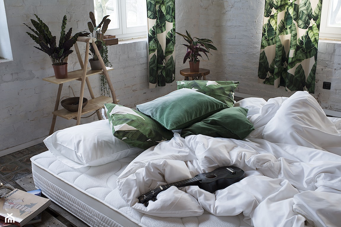 sypialnia w stylu skandynawskim, kwiaty w doniczkach, poduszki w kwiaty, biała pościel, wygodny materac