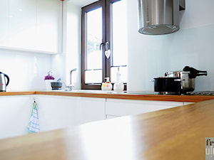 Biała kuchnia z drewnem. - Kuchnia, styl nowoczesny - zdjęcie od Joanna Stelmaszczuk Projektowanie Wnętrz