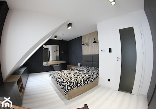 Dom pod Zamościem - Duża biała szara z biurkiem sypialnia na poddaszu, styl skandynawski - zdjęcie od UNICO