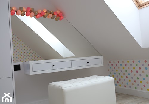 Dom pod Zamościem - Mały biały pokój dziecka dla dziecka dla nastolatka dla chłopca dla dziewczynki, styl nowoczesny - zdjęcie od UNICO