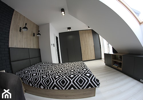 Dom pod Zamościem - Średnia biała czarna sypialnia na poddaszu z balkonem / tarasem, styl skandynawski - zdjęcie od UNICO