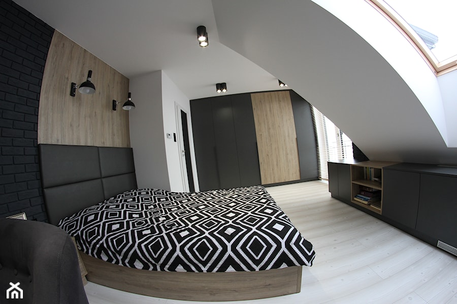 Dom pod Zamościem - Średnia biała czarna sypialnia na poddaszu z balkonem / tarasem, styl skandynawski - zdjęcie od UNICO
