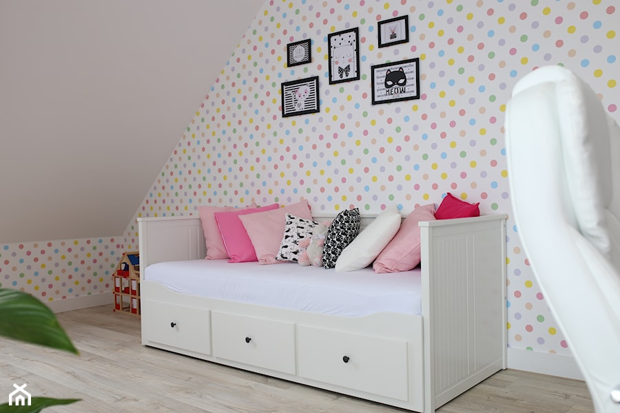 Dom pod Zamościem - Średni biały szary pokój dziecka dla dziecka dla dziewczynki - zdjęcie od UNICO