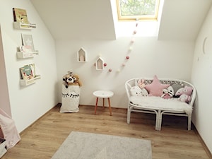 Pokój dziecięcy - Mały biały pokój dziecka dla dziecka dla dziewczynki, styl skandynawski - zdjęcie od Tatiana84