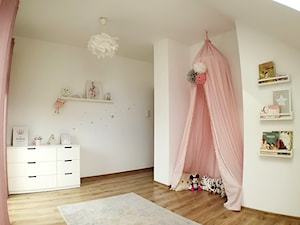 Pokój dziecięcy - Duży biały pokój dziecka dla dziecka dla dziewczynki, styl skandynawski - zdjęcie od Tatiana84