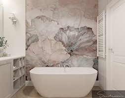 Łazienka z fototapetą z motywem roślinnym oraz wanną wolnostojącą - zdjęcie od sandroom - Homebook