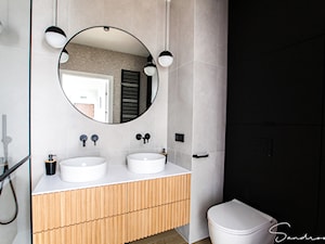 Łazienka główna z dwiema umywalkami oraz prysznicem walk-in - zdjęcie od sandroom