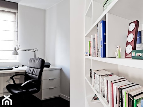 Aranżacje wnętrz - Biuro: Mieszkanie z dodatkiem granatu - Małe białe biuro, styl nowoczesny - sandroom. Przeglądaj, dodawaj i zapisuj najlepsze zdjęcia, pomysły i inspiracje designerskie. W bazie mamy już prawie milion fotografii!
