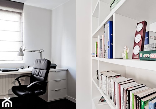 Mieszkanie z dodatkiem granatu - Małe białe biuro, styl nowoczesny - zdjęcie od sandroom