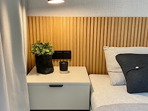 Sypialnia w szarościach i drewnie - zdjęcie od sandroom