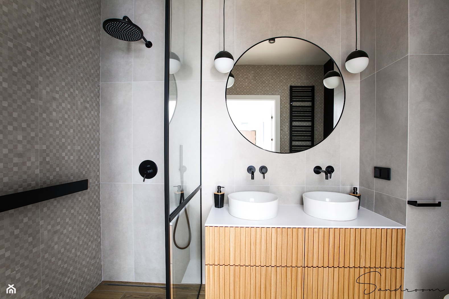 Łazienka główna z dwiema umywalkami oraz prysznicem walk-in - zdjęcie od sandroom - Homebook