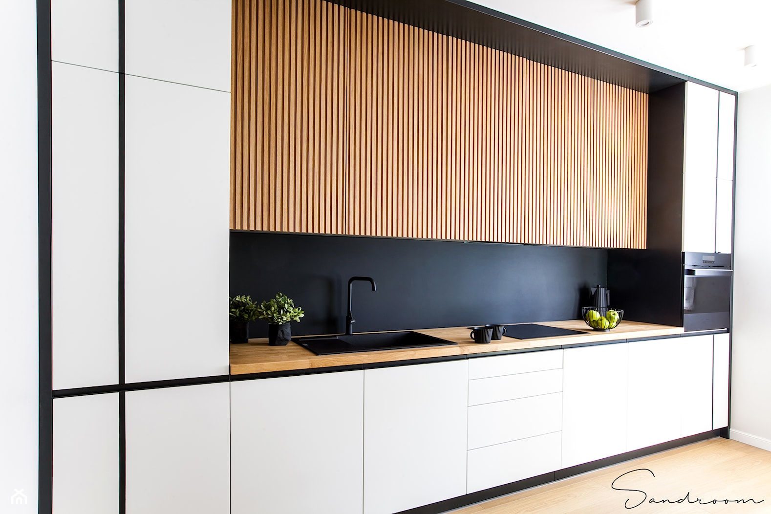 Kuchnia czarno-biała z naturalnym drewnem - zdjęcie od sandroom - Homebook