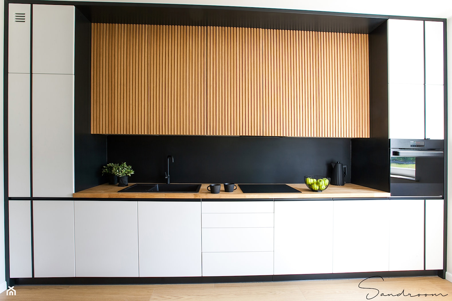 Kuchnia czarno-biała z ocieplającym, naturalnym drewnem - zdjęcie od sandroom - Homebook