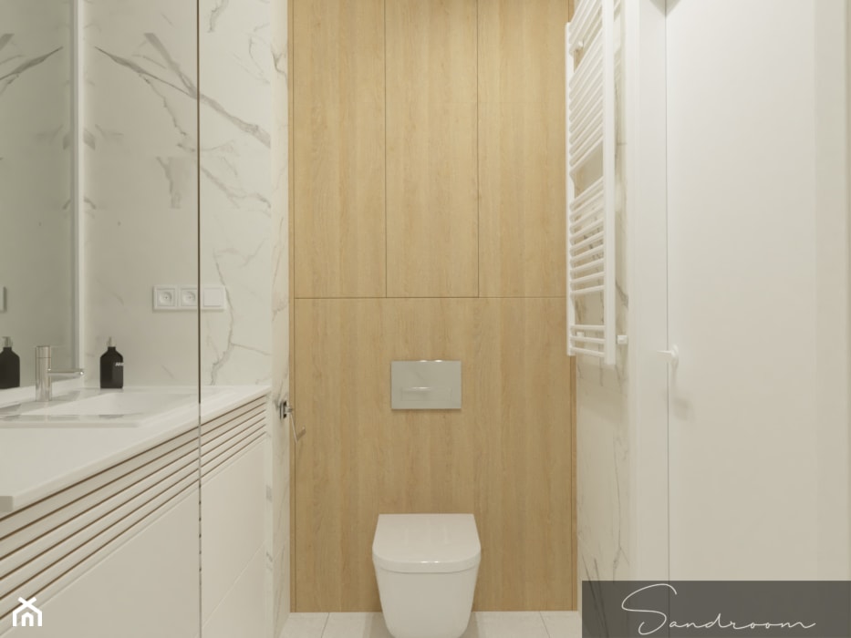 Łazienka z drewnianą zabudową za WC, wieloma ukrytymi szafkami oraz marmurowymi płytkami - zdjęcie od sandroom - Homebook